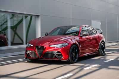 Alfa Romeo Giulia GTA выходит на трассу, чтобы начать сезон Формулы-1