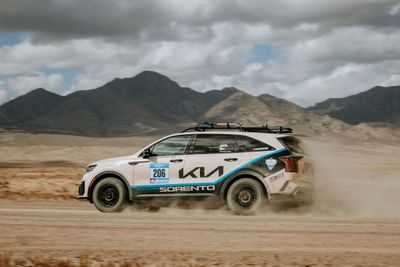 Подключаемый модуль Kia Sorento Hybrid присоединяется к Rebelle Rally