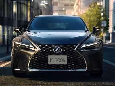 Рестайлинг - Lexus IS 300h Hybrid 2.5 Люкс (A)
